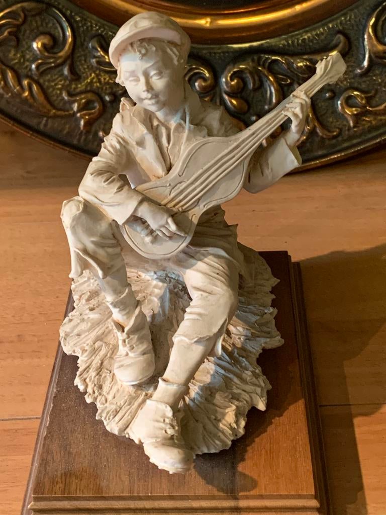 Handgemaakt beeldje man met gitaar, Ophalen