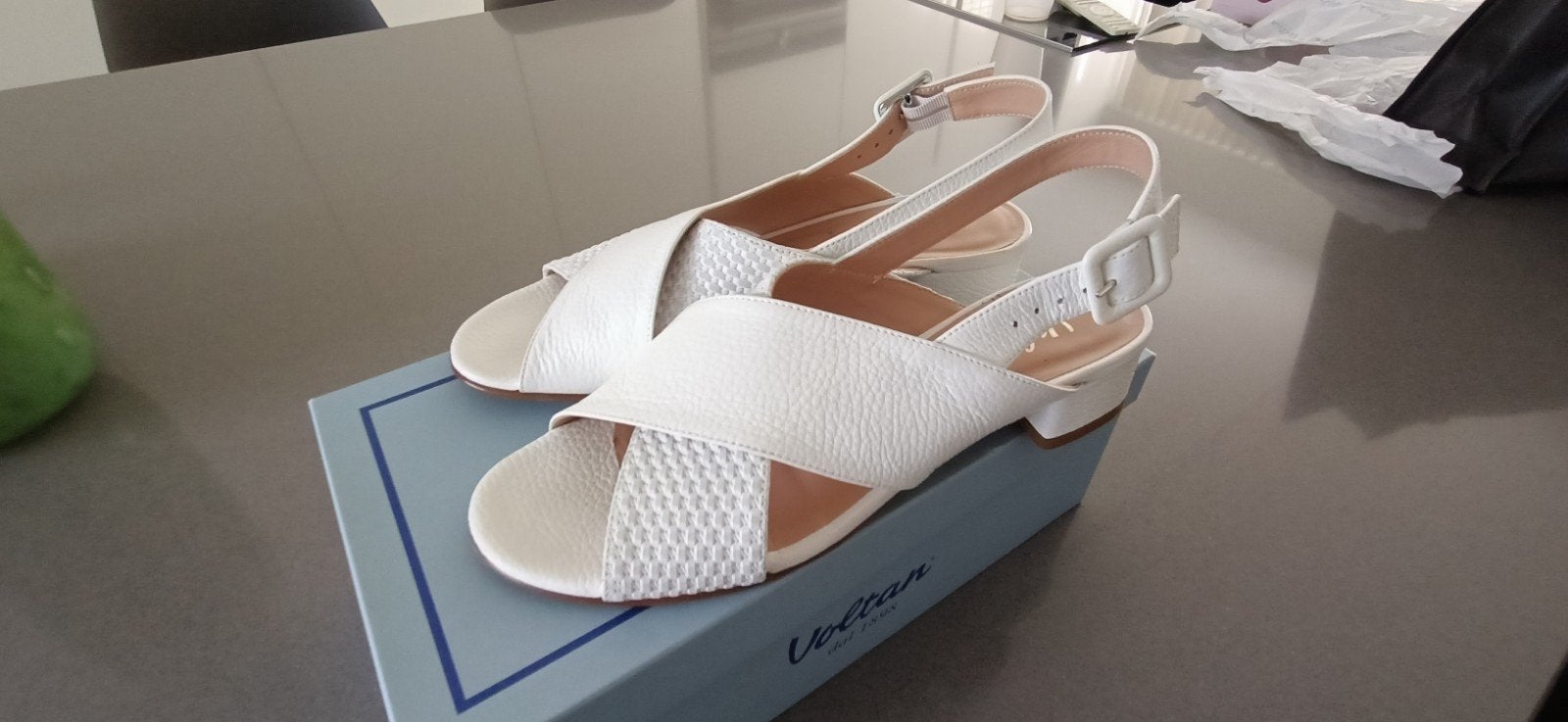 Sandales en cuir italien portées une fois, Maison & Meubles, Enlèvement ou Envoi, Comme neuf