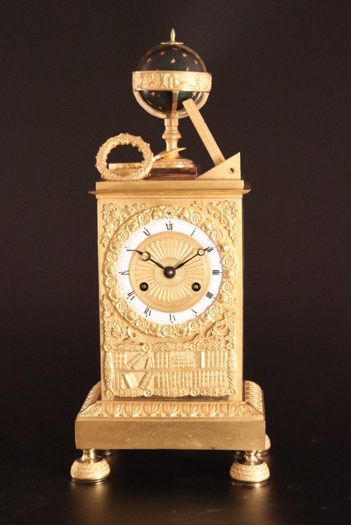 Horloge Empire antique avec globe, Antiquités & Art, Enlèvement ou Envoi
