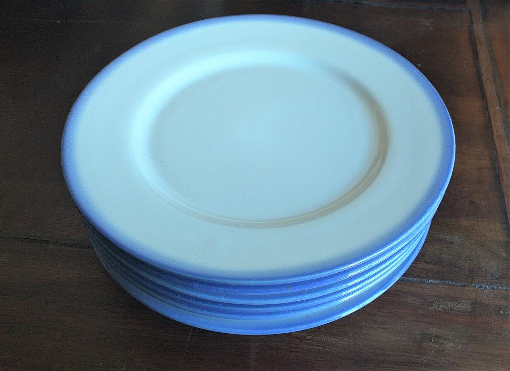 6 assiettes à dessert blanches à bord bleu - Tulowice, Maison & Meubles, Enlèvement, Utilisé, Assiettes(s)