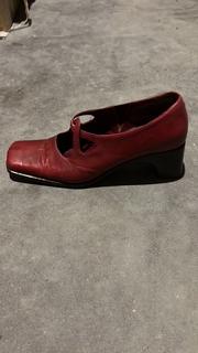 Schoen wijnrood Naxos Italy, maat 38. In uitstekende staat., Kleding | Dames, Naxos, Pumps, Overige kleuren, Ophalen of Verzenden