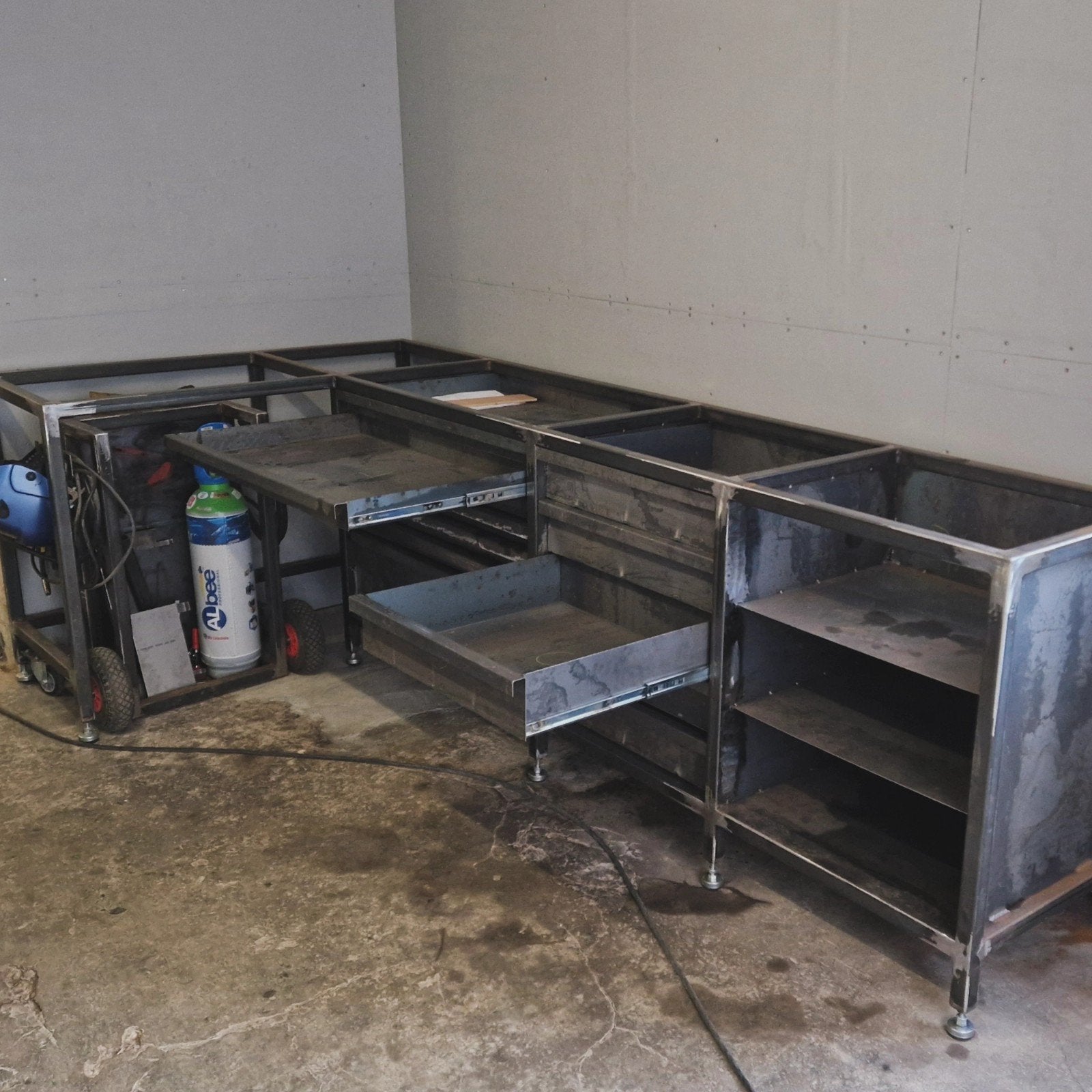 Laswerken en herstellingswerken in metaal en inox, Ophalen
