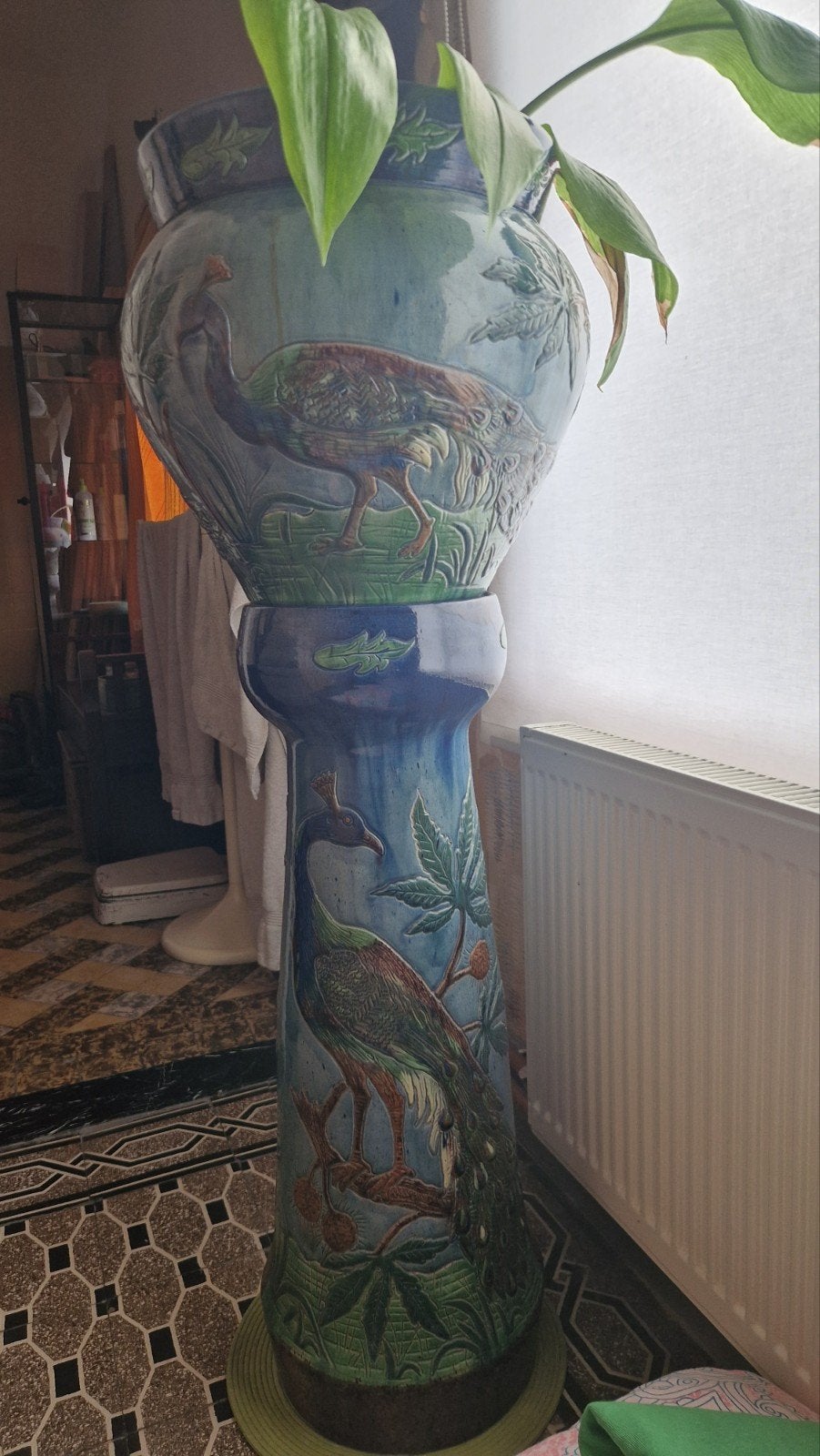 Art Nouveau bloempot met staander van SVK met pauwmotief., Ophalen