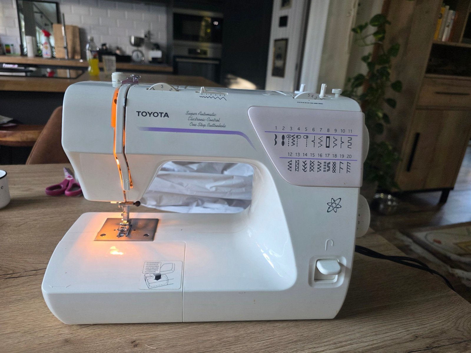 naaimachine Toyota, Hobby en Vrije tijd, Ophalen of Verzenden, Zo goed als nieuw, Naaimachine, Overige merken