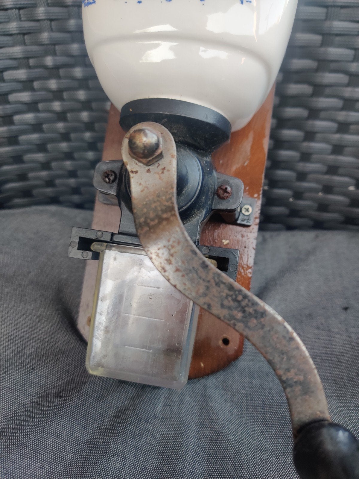 Handkoffie molen, Enlèvement