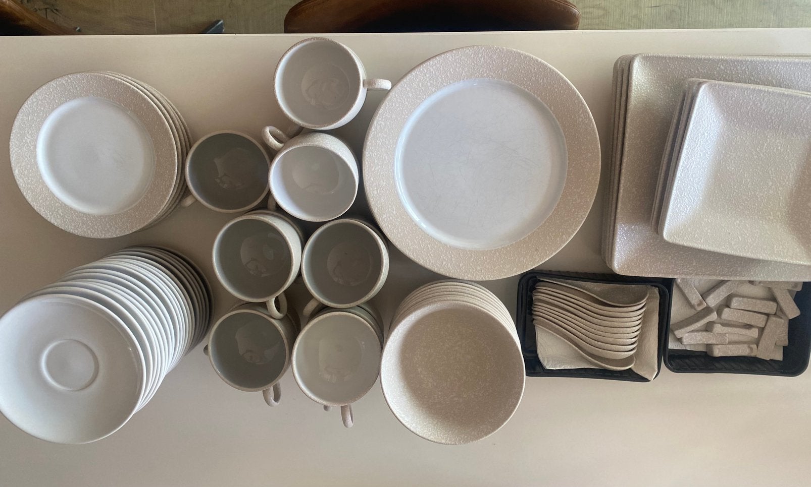 Servies van claytan, Ophalen