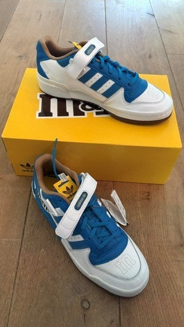 Adidas M&M's sneakers - édition limitée (taille 43) - NEUFS, Vêtements | Hommes, Neuf, Enlèvement ou Envoi, Adidas, Bleu
