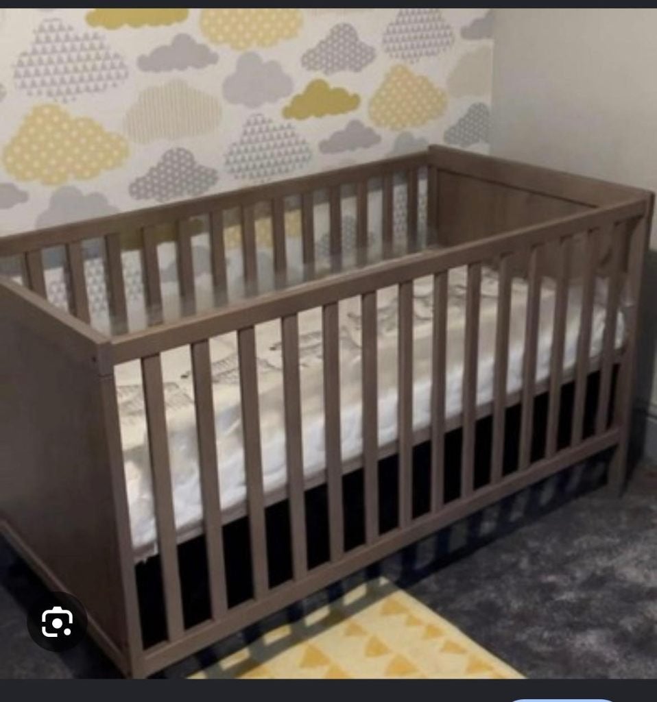 Babybed: IKEA Sundvik meegroeibed (grijsbruin) incl. matras, Matelas, Moins de 70 cm, Enlèvement, Utilisé