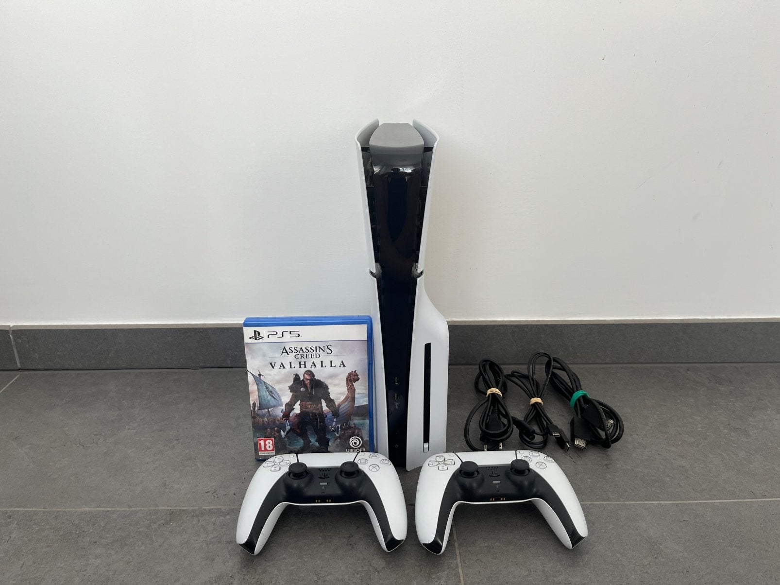 PS5 Slim Disc Edition (1 To) + 2 manettes + jeu, Enlèvement, Comme neuf