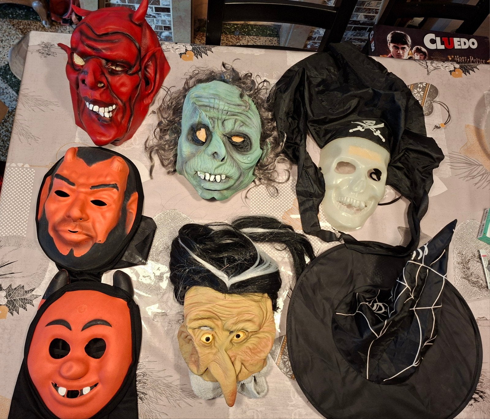 Lot de masques et costumes HALLOWEEN