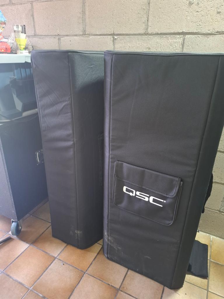 Set QSC KW153 met hoezen in showroom staat, Muziek en Instrumenten, Versterkers | Keyboard, Monitor en PA, Ophalen