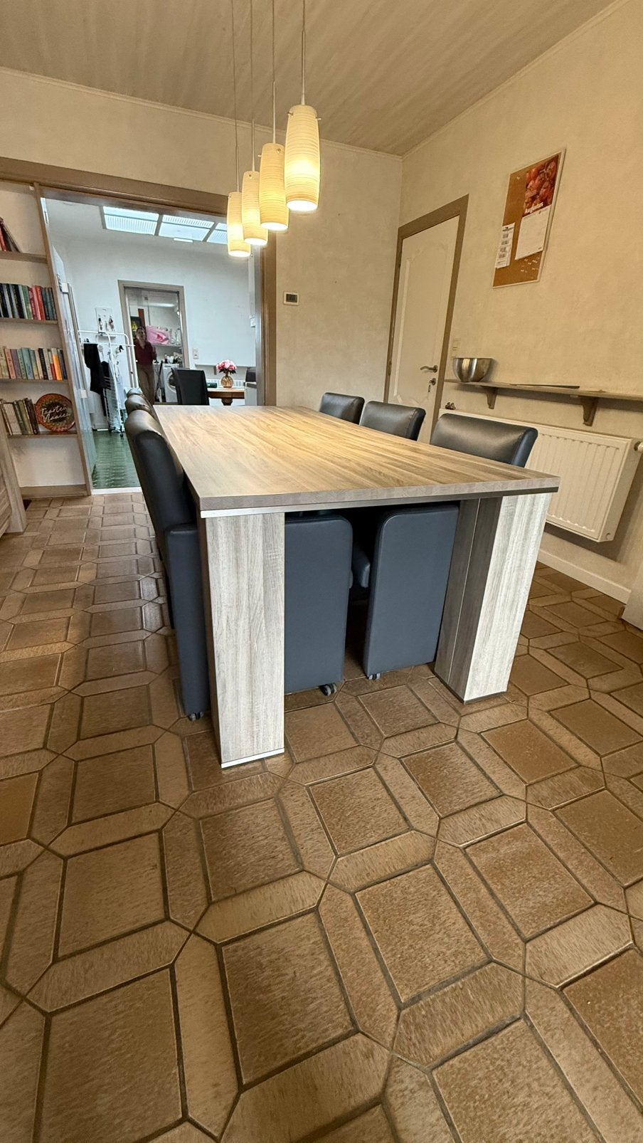 Grote eetplaats met twee bijhorende kasten, Enlèvement