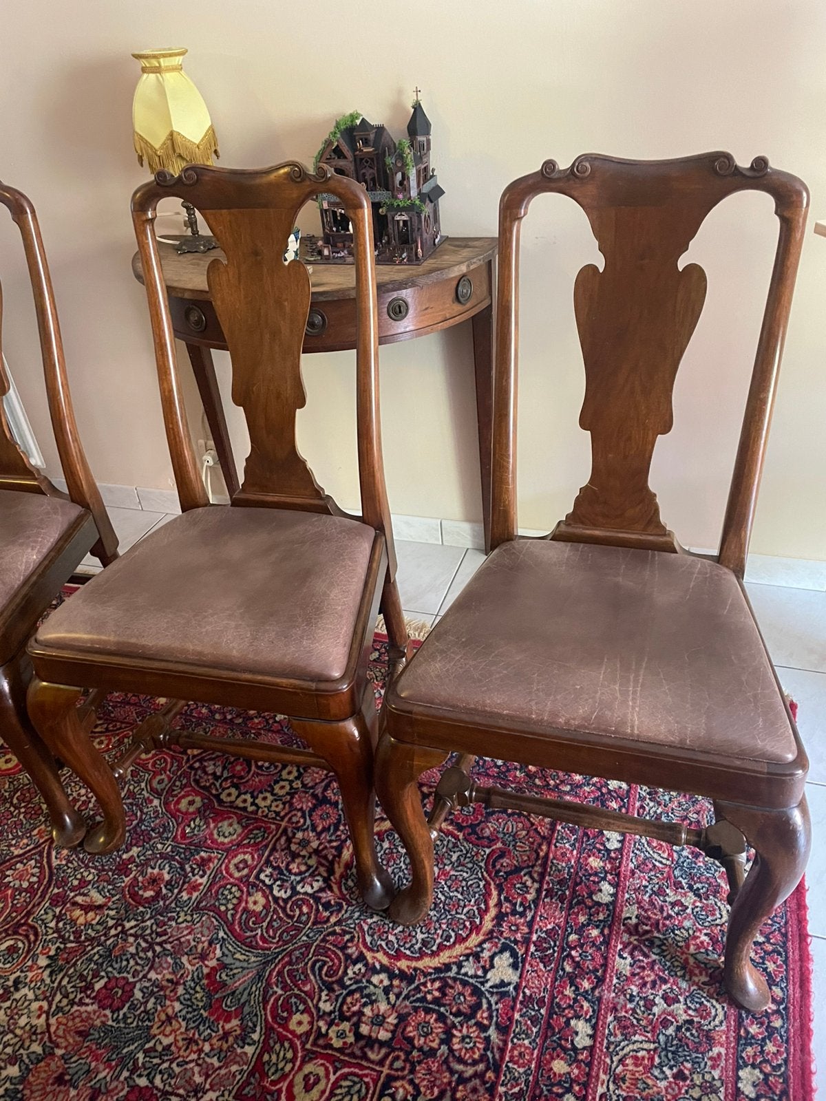 Vier klassieke stoelen, Ophalen