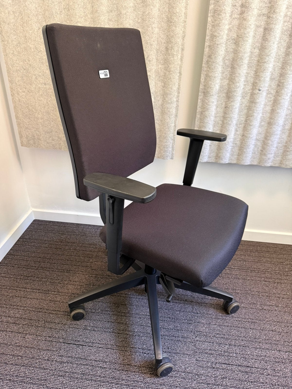 Viasit ergonomische bureaustoel – verstelbare armleuningen, Huis en Inrichting, Bureaustoelen, Gebruikt, Bureaustoel, Zwart, Ergonomisch