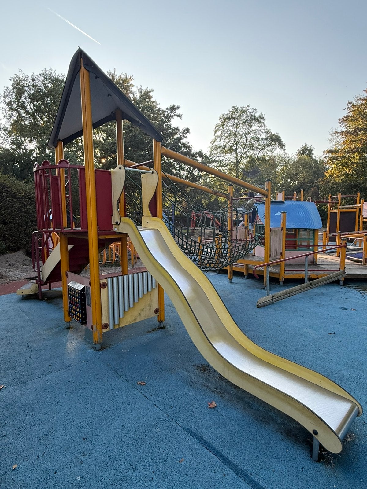 Groot speelcomplex met glijbanen, klimwanden en netbruggen, Kinderen en Baby's, Ophalen, Gebruikt