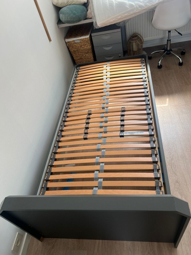 lit,sommier à lattes et matelas ,90 X 200 cm,table de chevet, Maison & Meubles, 90 cm, Gris, Enlèvement, Bois