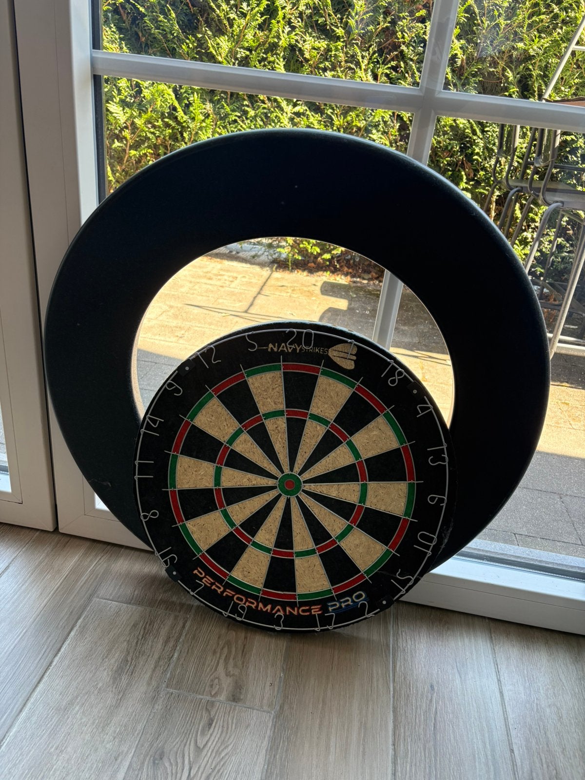 Navy Strikes dartbord set met surround, darts & scorebord, Sport en Fitness, Darts, Ophalen, Gebruikt, Dartbord met pijlen