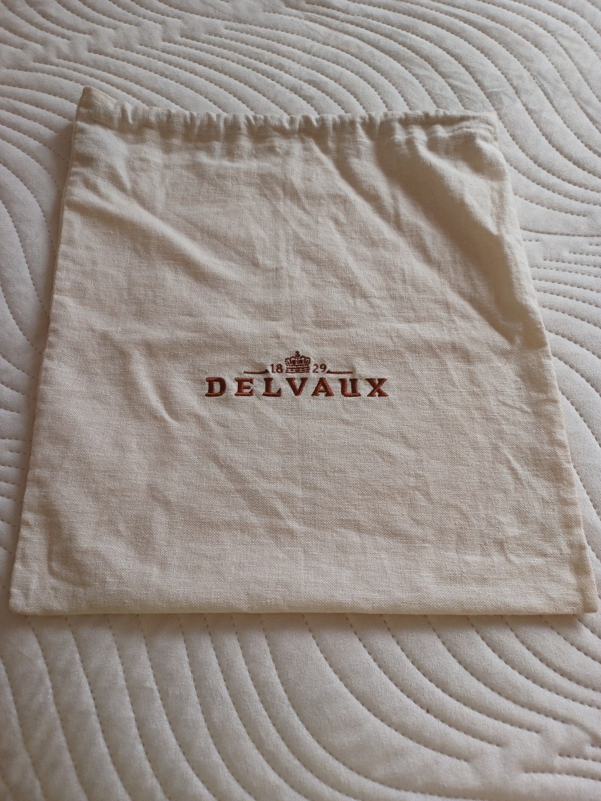 DELVAUX Housse brodée pour sac siglée, Envoi