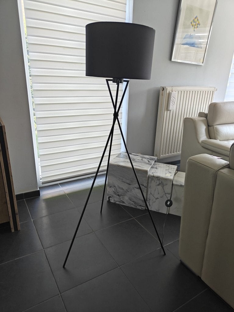 zwarte vloerlamp met bijhorende lamp, Huis en Inrichting, Lampen | Vloerlampen, Ophalen, Gebruikt