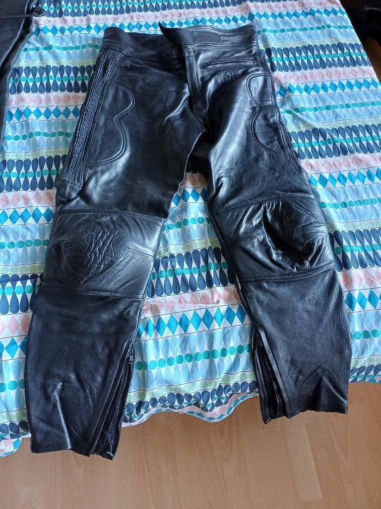 lederen motobroek, Ophalen, Gedragen