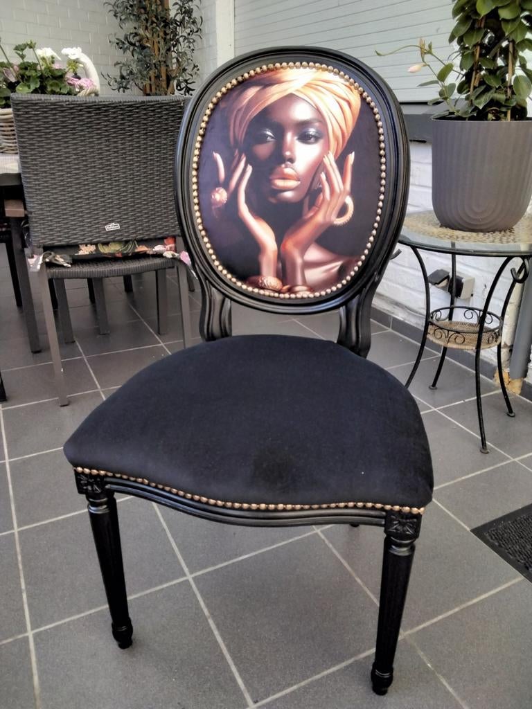Magnifique chaise médaillon au relooking Unique, Enlèvement