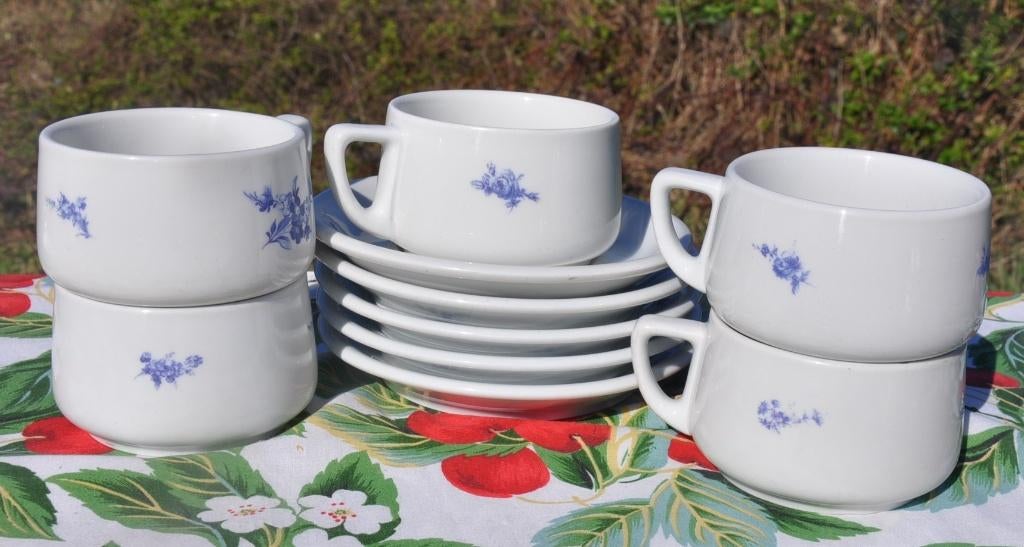 5 tasses avec sous tasse porcelaine epaisse fleur bleu, Enlèvement ou Envoi, Comme neuf, Porcelaine, Tasse(s) et/ou soucoupe(s)