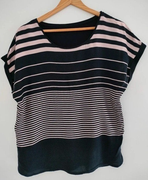 Mooie T-shirt blauw met zacht roze. Medium/Large, Vêtements | Femmes, T-shirts, Manches courtes, Taille 38/40 (M), Enlèvement ou Envoi