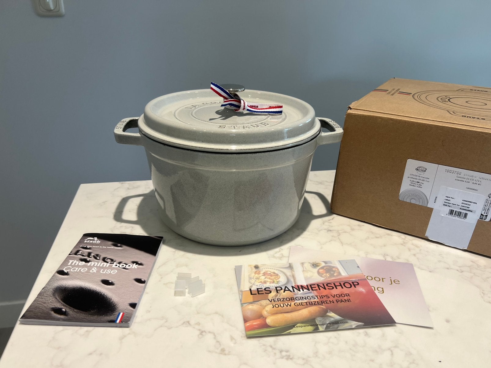 Nouvelle truffe haute Staub La Cocotte 24 cm, Neuf, Enlèvement ou Envoi, Poêle à frire ou Sauteuse, Plaque céramique