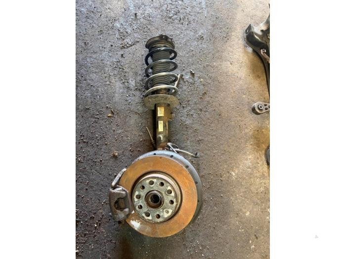 Schokdemperpoot links-voor van een Skoda Yeti, Gebruikt, -, -, Ophalen of Verzenden