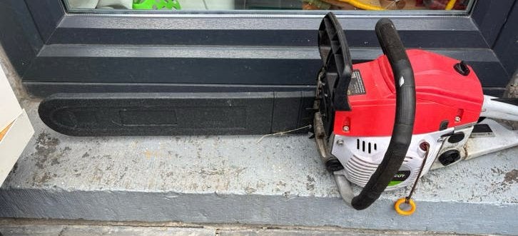 Tronçonneuse demare mais fil a regarder, Bricolage & Construction, Outillage | Scies mécaniques, Enlèvement, Comme neuf, Tronçonneuse