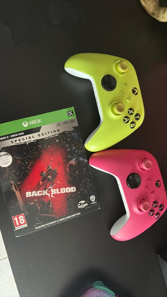 Xbox series X 1tb met 2 controllers en de game back 4 blood, Games en Spelcomputers, Spelcomputers | Xbox | Accessoires, Ophalen of Verzenden