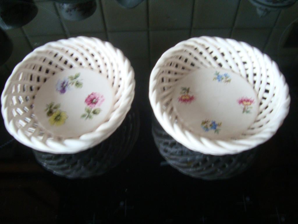2 Porseleinen schaaltjes., Enlèvement