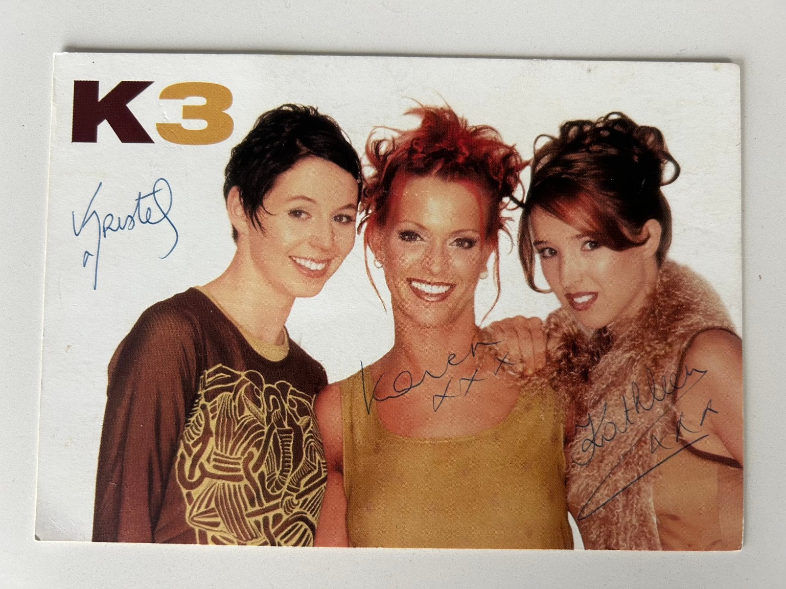 Gesigneerde K3-fotokaart 1999 Karen, Kristel & Kathleen, Ophalen of Verzenden, Gesigneerd