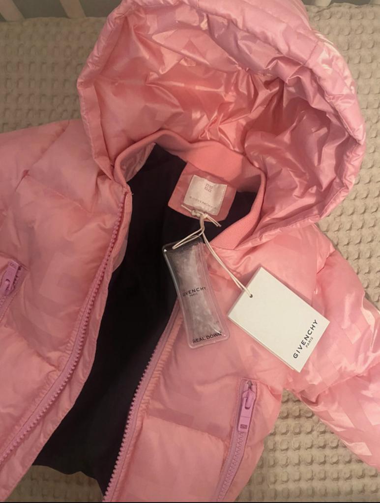 Nieuwe Givenchy baby jas roze 3-6 maanden, Kinderen en Baby's, Ophalen, Zo goed als nieuw
