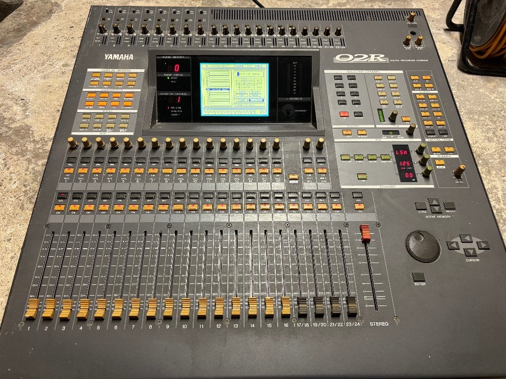 Yamaha 02R V2 – console numérique professionnelle vintage, Enlèvement, Utilisé
