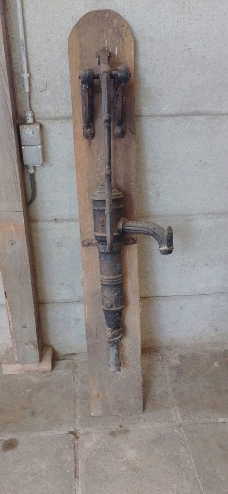 Ancienne pompe à eau manuelle sur son support en bois, Jardin & Terrasse, Enlèvement, Manuelle