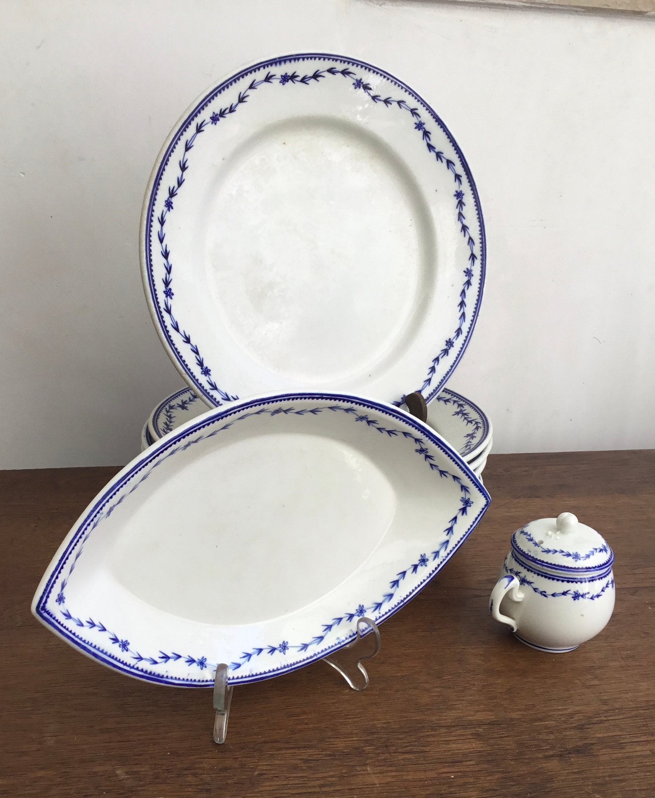 Doornikse blauwe porselein versierd met florale lauweren, Antiek en Kunst, Ophalen
