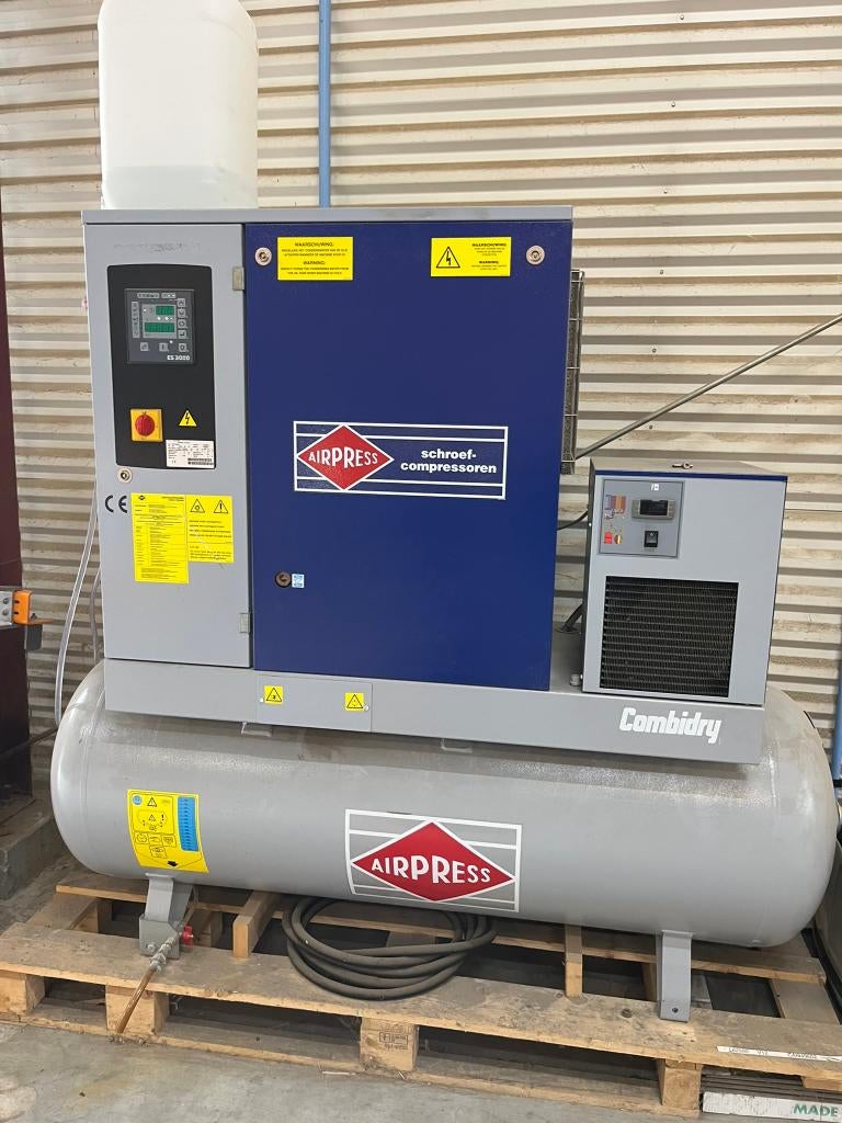 Airpress schroefcompressor + luchtdroger + tank (2016), Ophalen, Gebruikt, 10 bar of meer, Geluidgedempt
