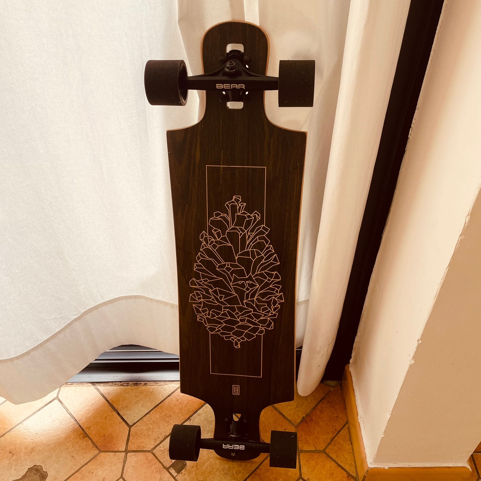 LANDYACHTZ Longboard Drop Hammer Black Pinecone 36,5 x 10, Enlèvement, Comme neuf, Longboard