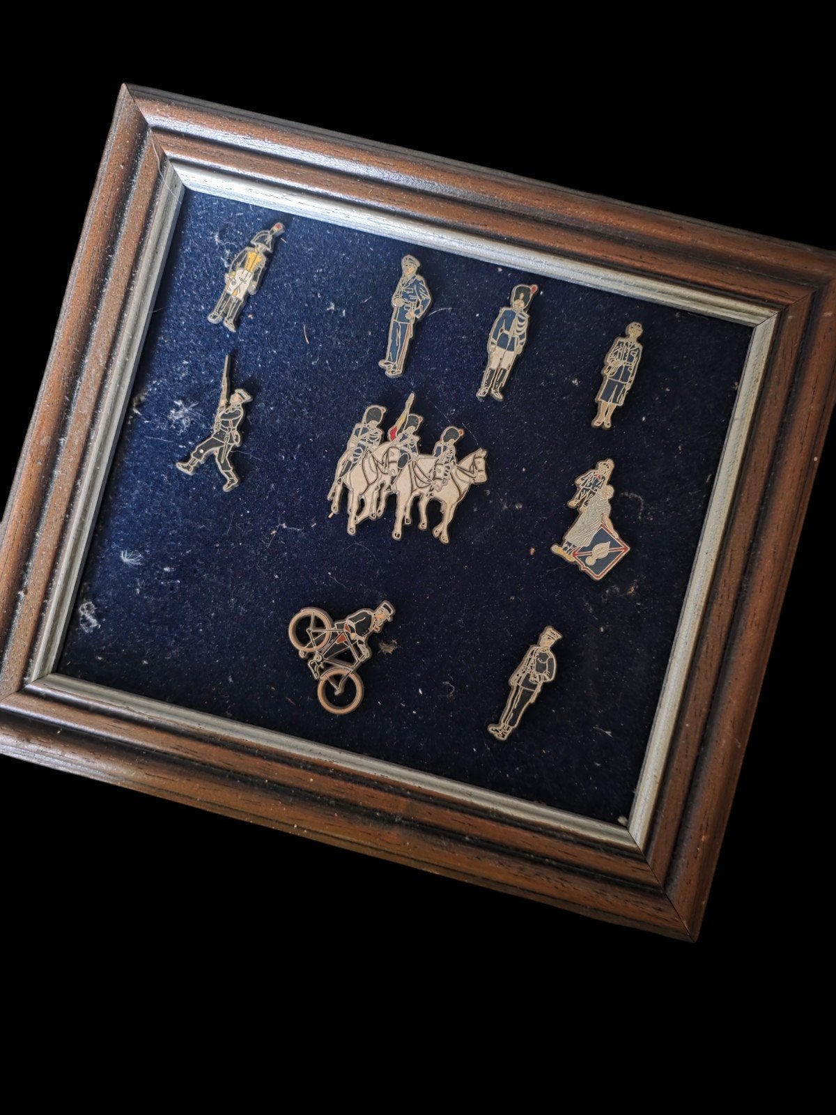 Cadre mural de collection présentant un ensemble de 9 pins /, Enlèvement ou Envoi