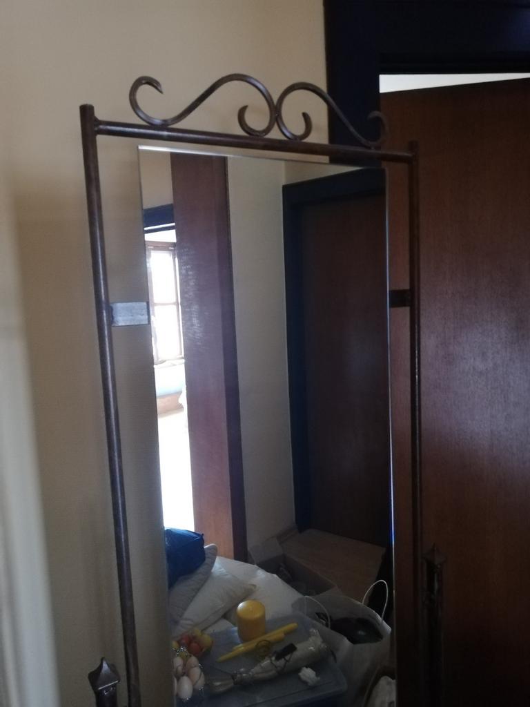 Spiegel met rondom groot frame op 4 wielen, Ophalen