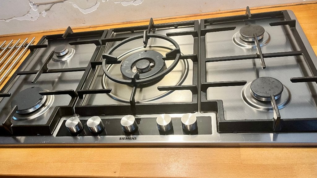 Cuisinière à gaz Siemens à 5 brûleurs (4+wok), Gaz, Encastré, Enlèvement, Utilisé