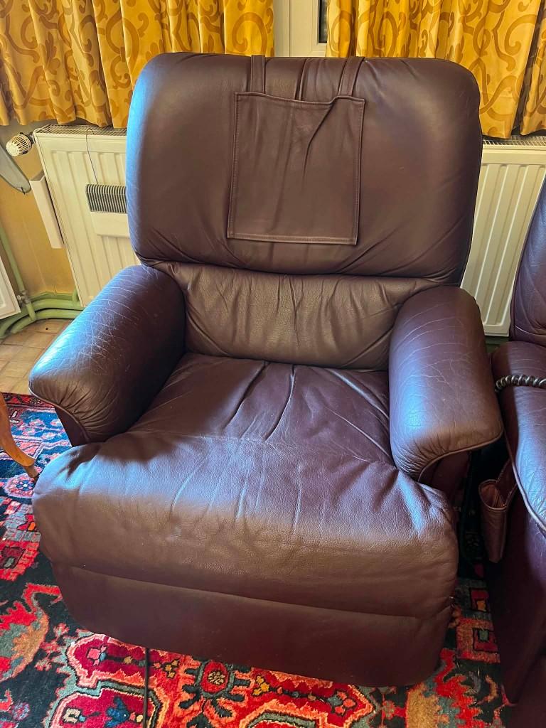 Deux fauteuils relax électriques MEDALOUNGER cuir brun foncé, Enlèvement, Utilisé, Cuir, 75 à 100 cm