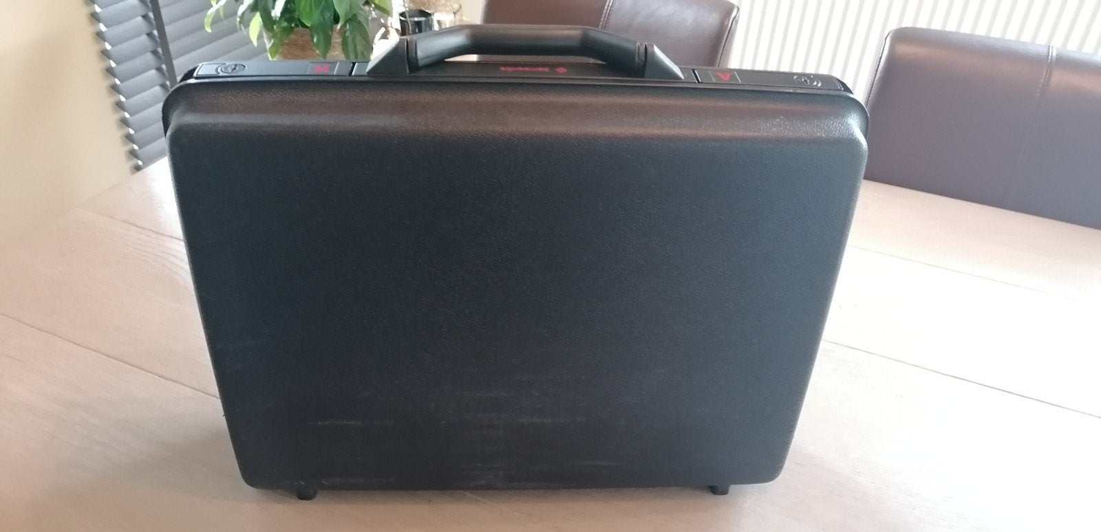 Samsonite aktetas, Ophalen