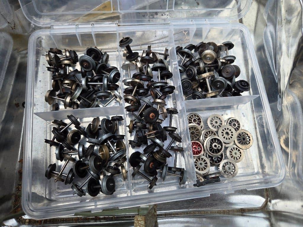 LOT DE 120 ROUES  WAGON ET LOCO MÄRKLIN-FLEISCHMANN ET RO, Neuf, Enlèvement ou Envoi, Fleischmann, Rails