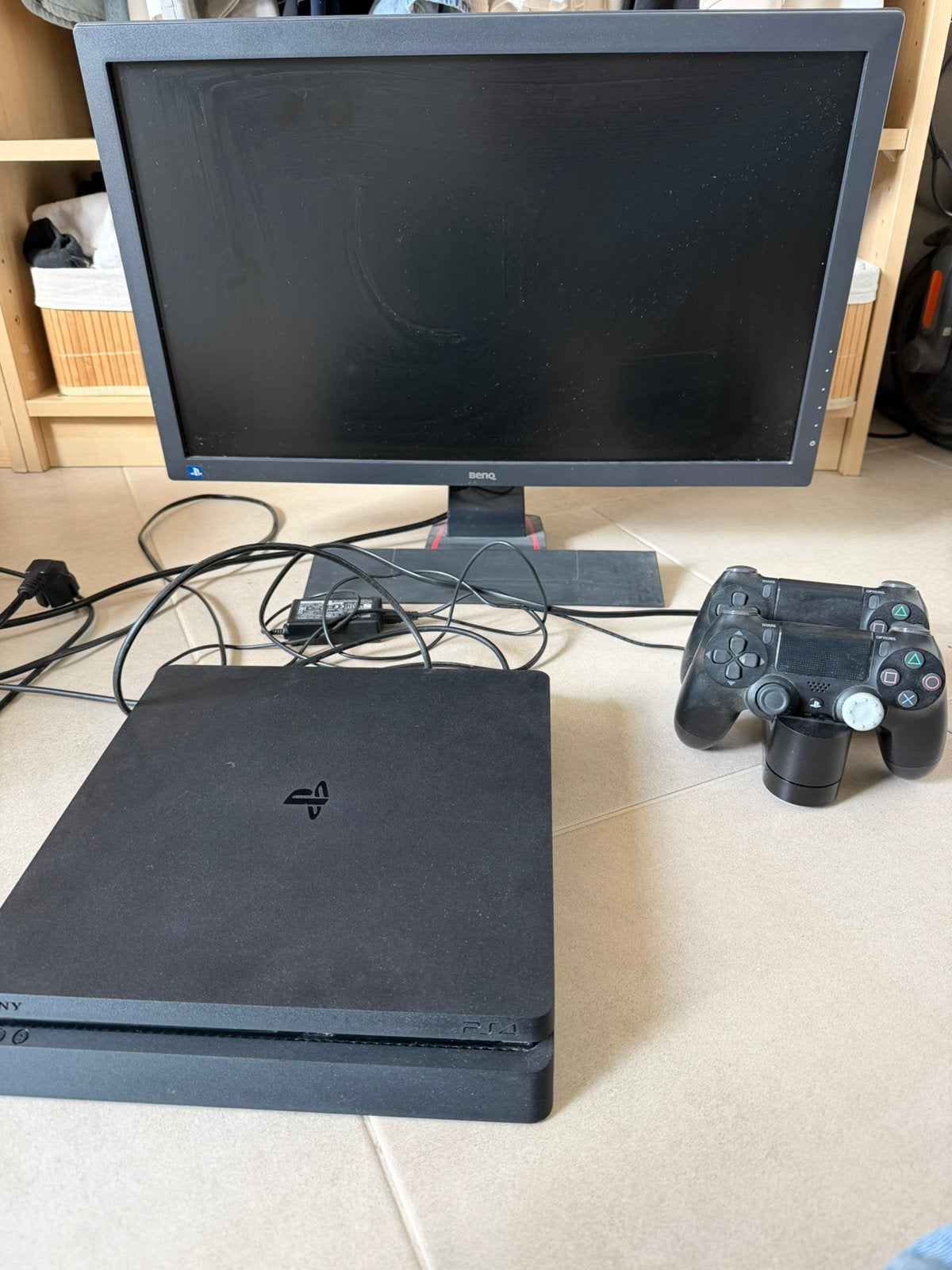 Sony, Benq noir, Consoles de jeu & Jeux vidéo, Comme neuf, Enlèvement, 1 TB, Avec 2 manettes