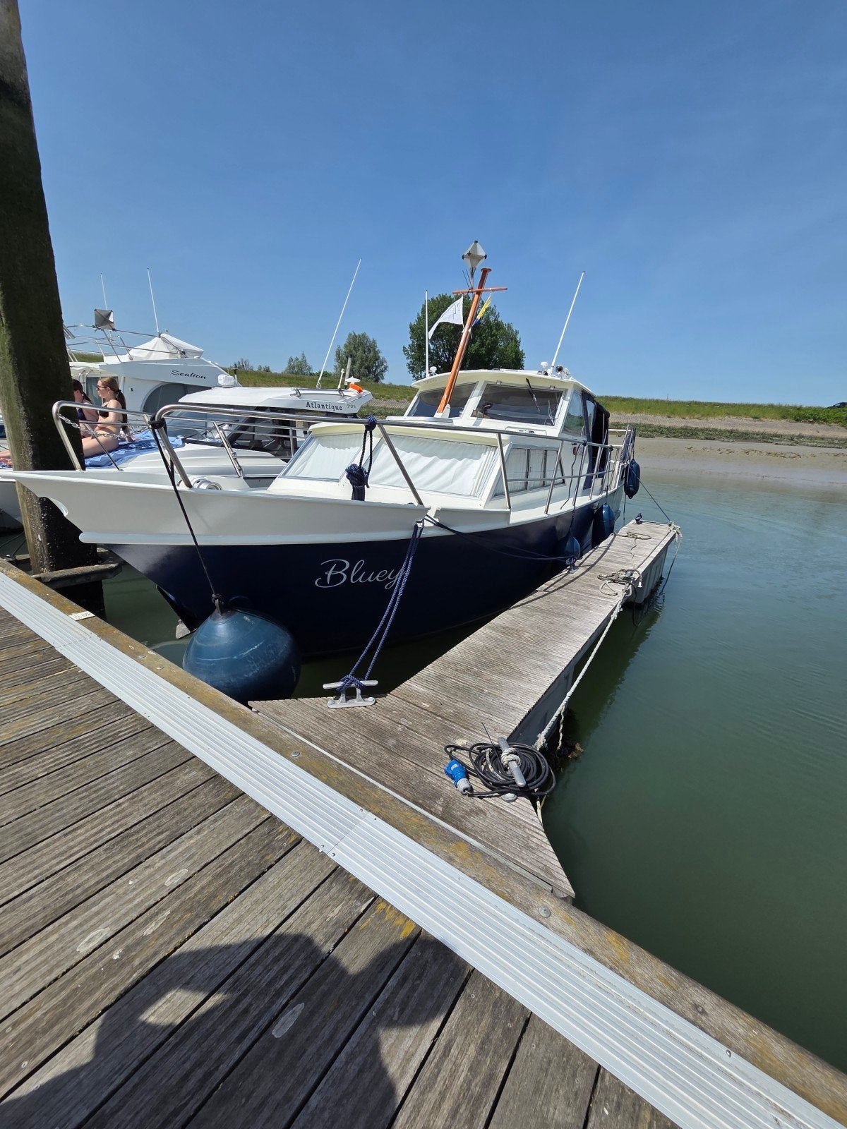 leuke gezins motorboot klaar voor vertrek, Ophalen, Staal, Binnenboordmotor, Polaris