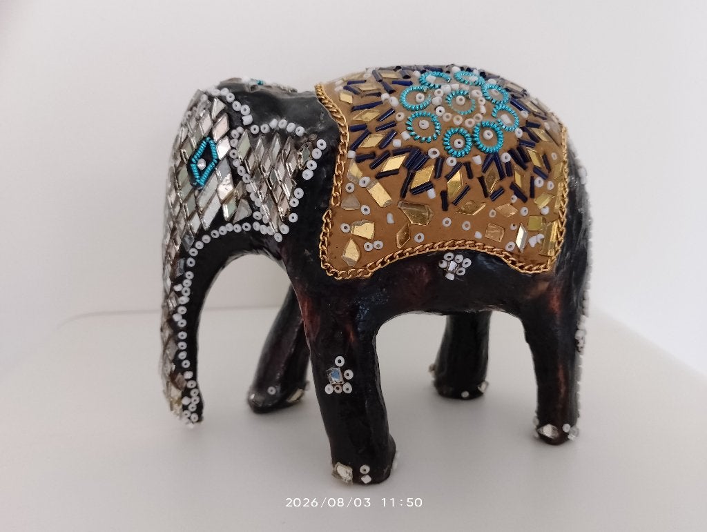 Olifant in hout met steentjes vintage, Houtsnijwerk, Minder dan 20 cm, Ophalen of Verzenden, Zoogdier
