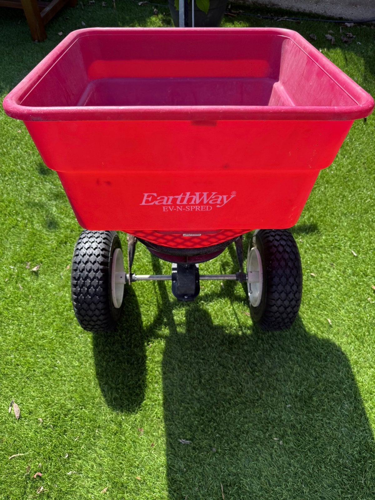 Strooiwagen op stevige luchtbanden in nieuwstaat, Tuin en Terras, Ophalen, Zo goed als nieuw