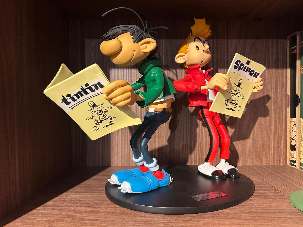 Bd/Figurine - Spirou et Gaston lisent le Journal - Bt.& C., Une BD, Comme neuf, Maris Jothieu, Enlèvement